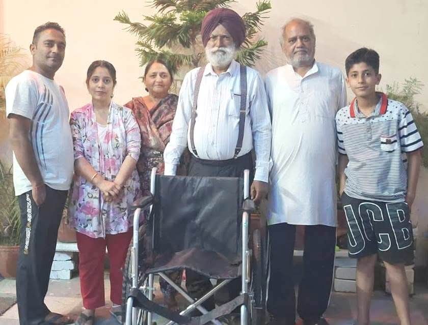 ਏਕ ਜੋਤ ਸੇਵਾ ਸਮਿਤੀ ਨੇ ਇੱਕ ਲੋੜਵੰਦ ਅਪਾਹਜ ਵਿਅਕਤੀ ਨੂੰ ਵ੍ਹੀਲਚੇਅਰ ਭੇਟ ਕੀਤੀ